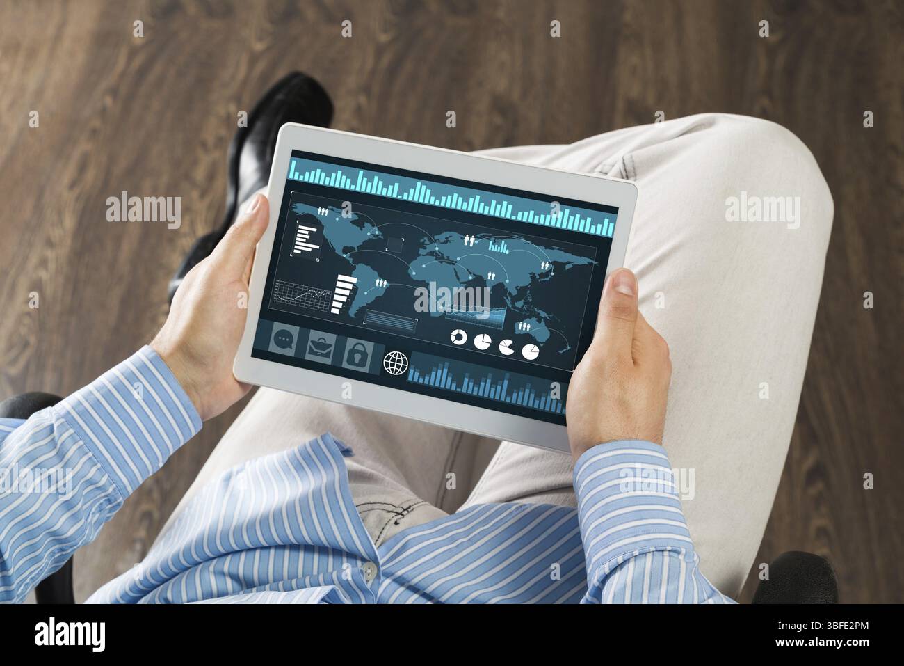 Gros plan de mains masculines avec une tablette d'ordinateur Banque D'Images