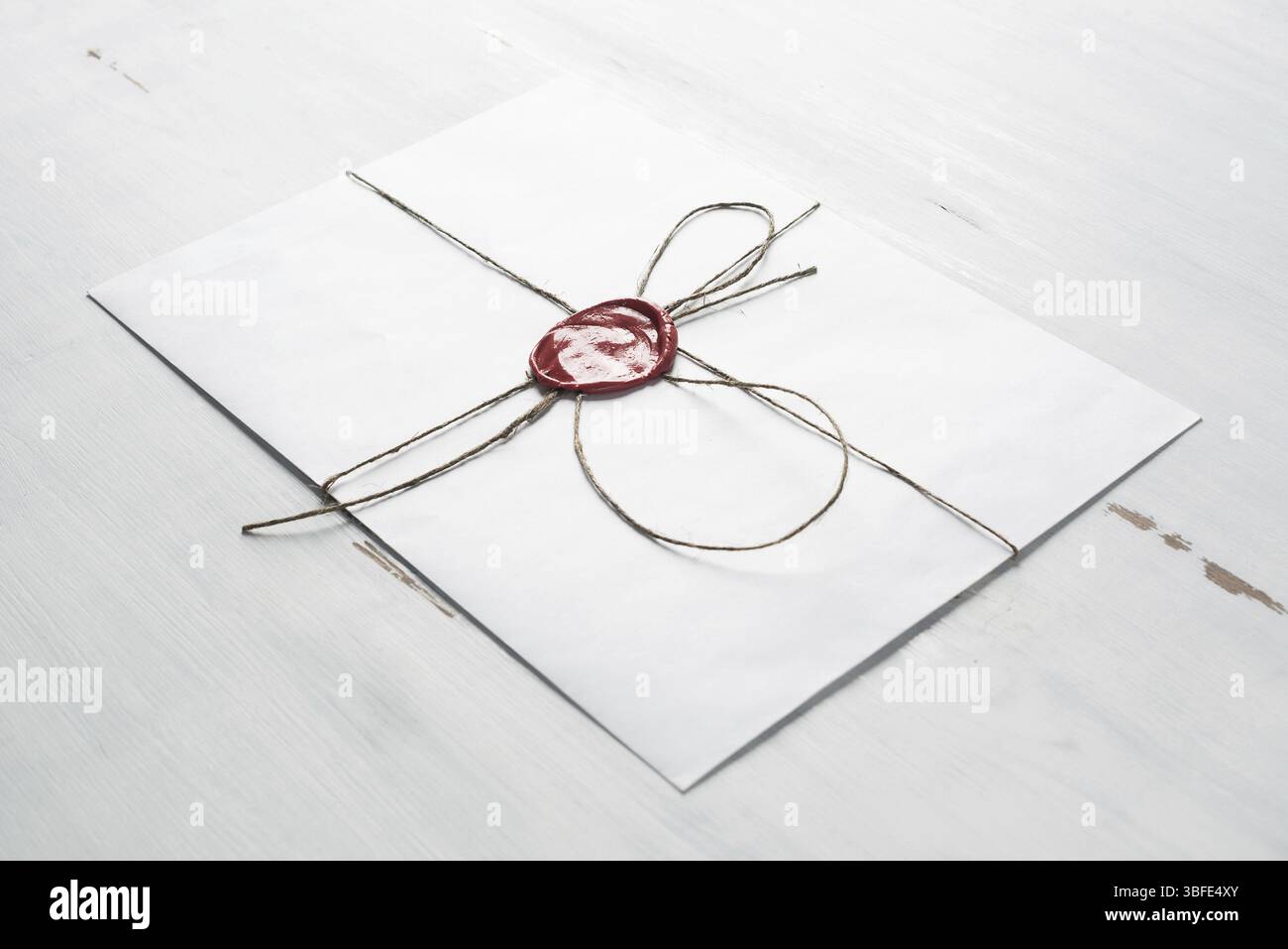 Vieille lettre enveloppe avec cachet de cire sur la surface en bois Banque D'Images