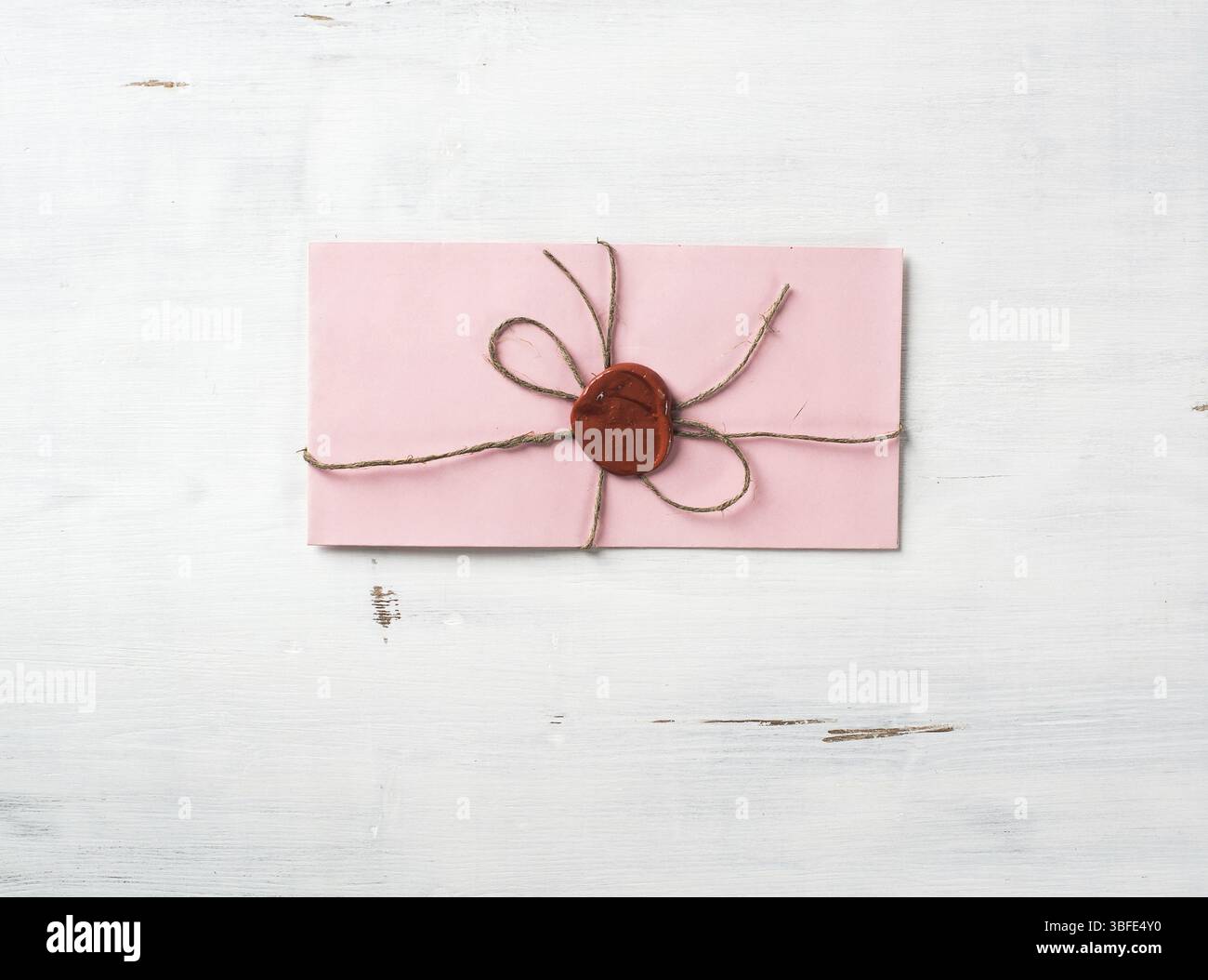 Lettre rose enveloppe avec cachet de cire sur la surface en bois Banque D'Images