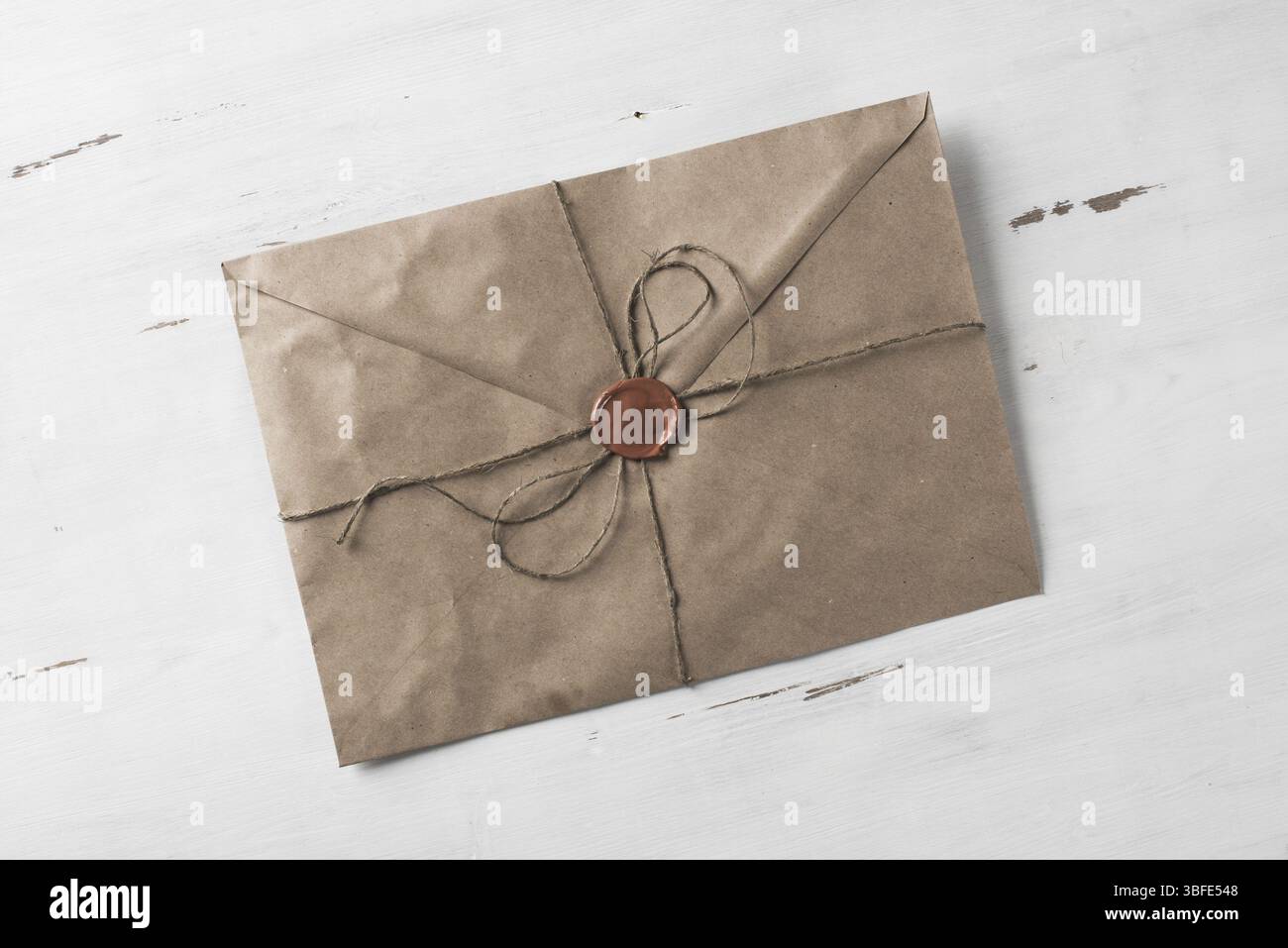 Vieille lettre enveloppe avec cachet de cire sur la surface en bois Banque D'Images