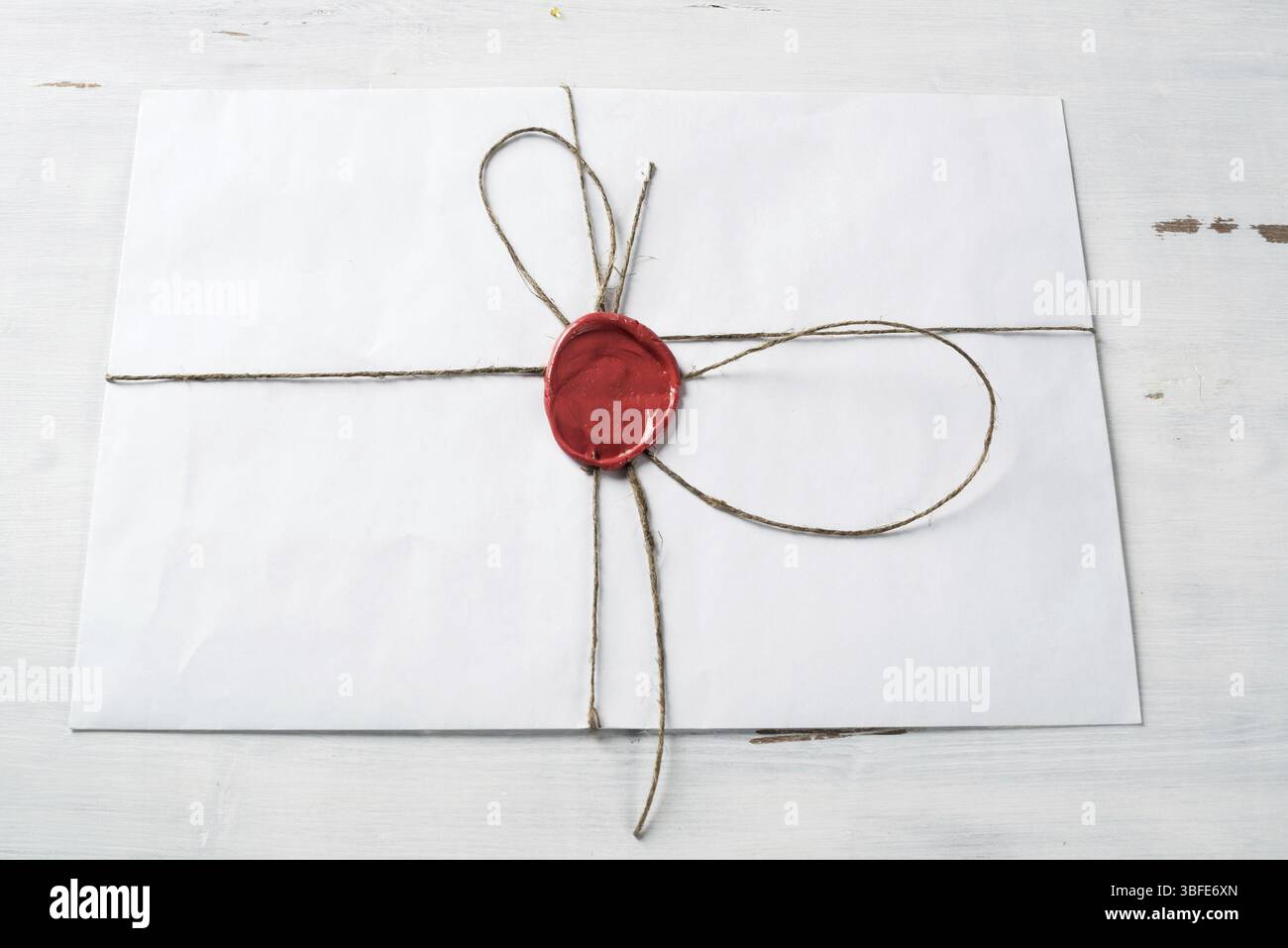 Vieille lettre enveloppe avec cachet de cire sur la surface en bois Banque D'Images