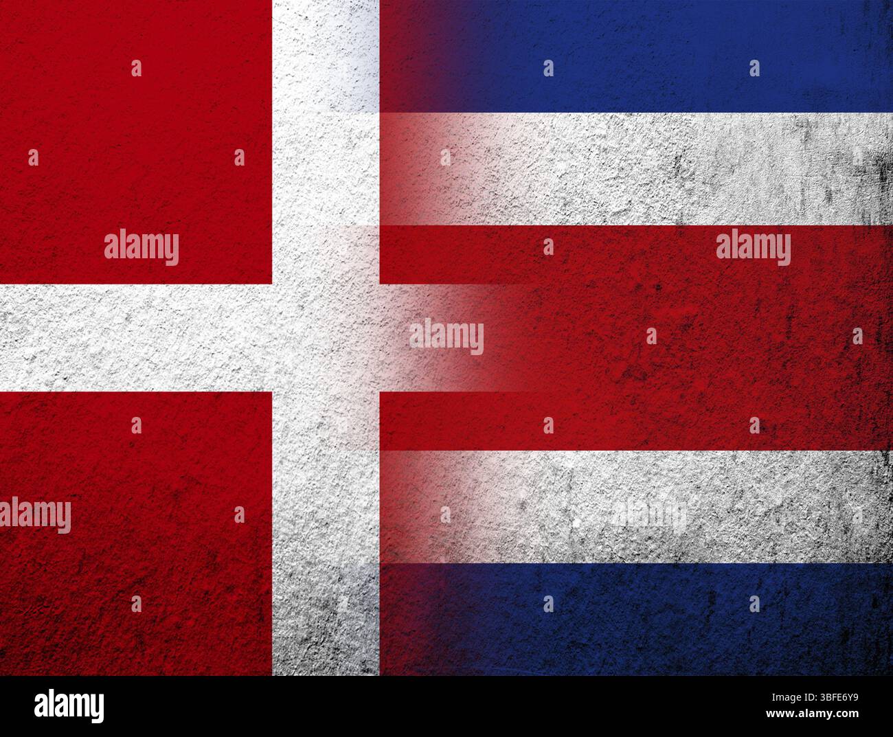 Le Royaume de Danemark drapeau national avec la République du Costa Rica drapeau national. Grunge l'arrière-plan Banque D'Images