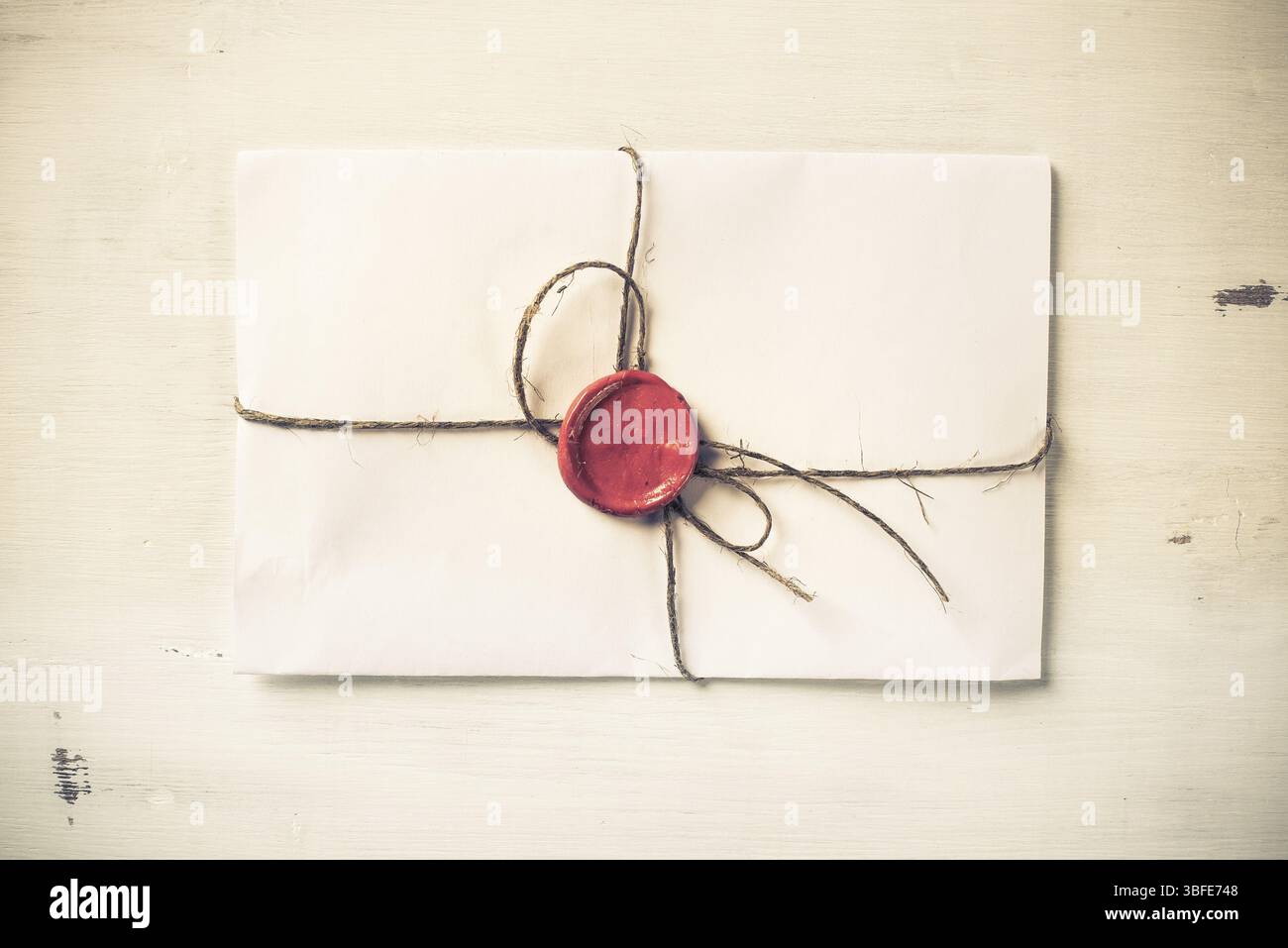 Vieille lettre enveloppe avec cachet de cire sur la surface en bois Banque D'Images