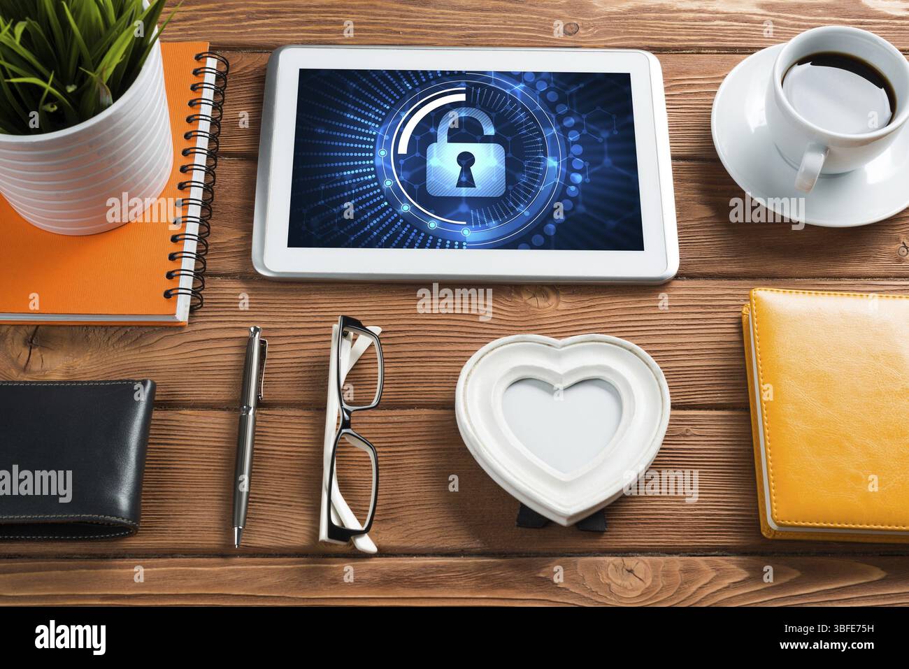 En milieu d'entreprise avec Office stuff et tablette avec des icônes de cadenas sur l'écran Banque D'Images