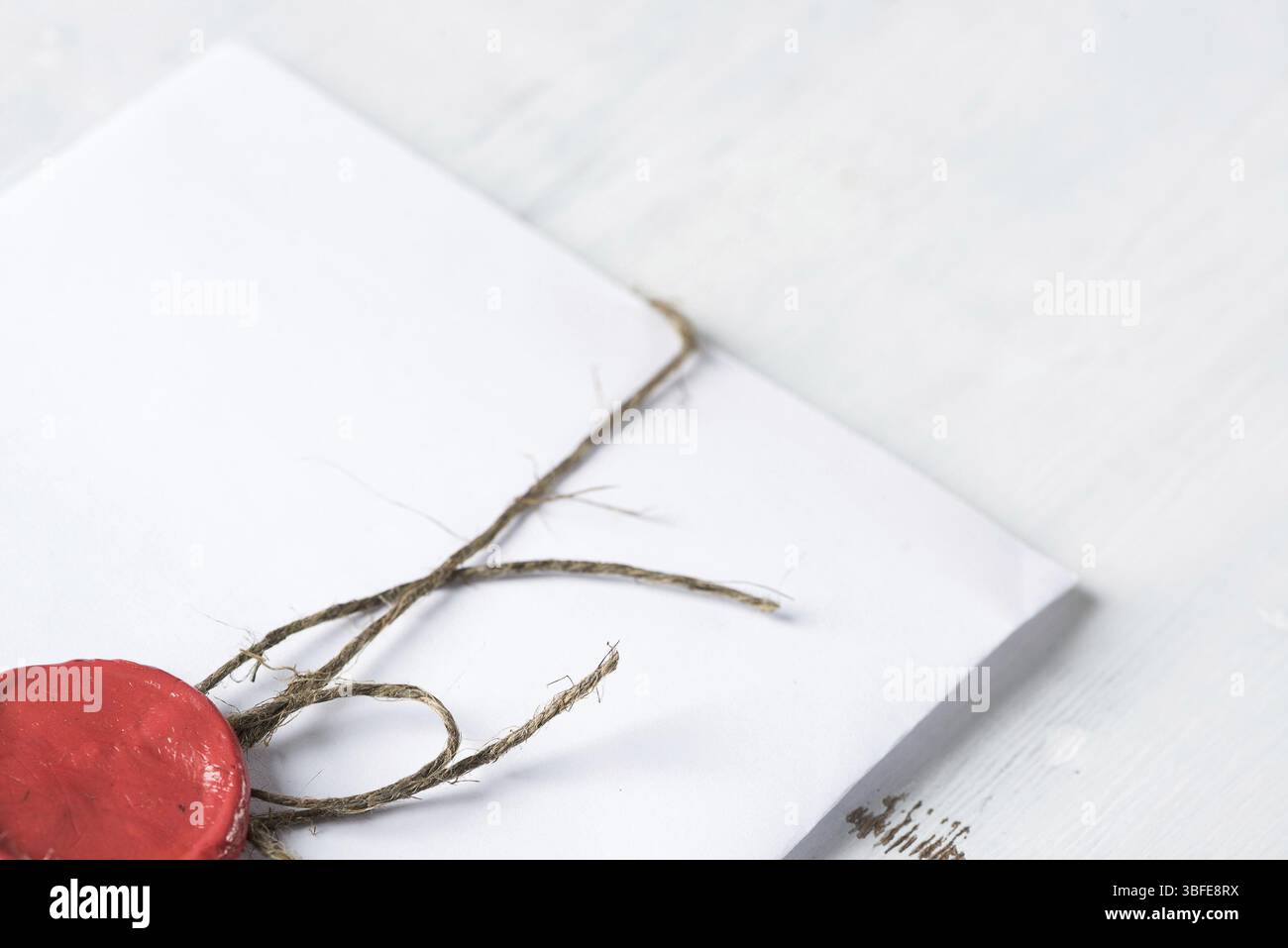 Vieille lettre enveloppe avec cachet de cire sur la surface en bois Banque D'Images