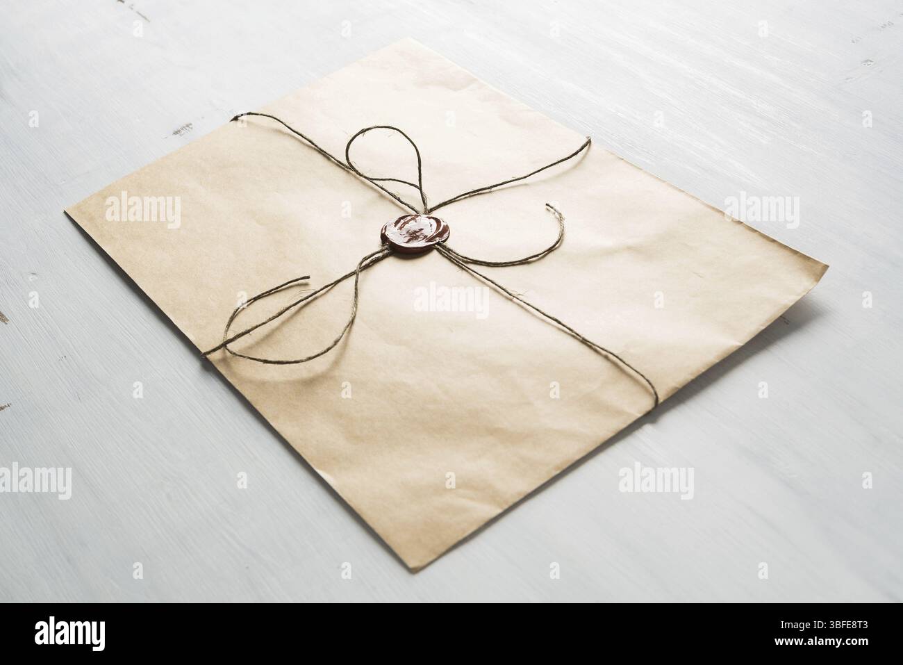 Vieille lettre enveloppe avec cachet de cire sur la surface en bois Banque D'Images