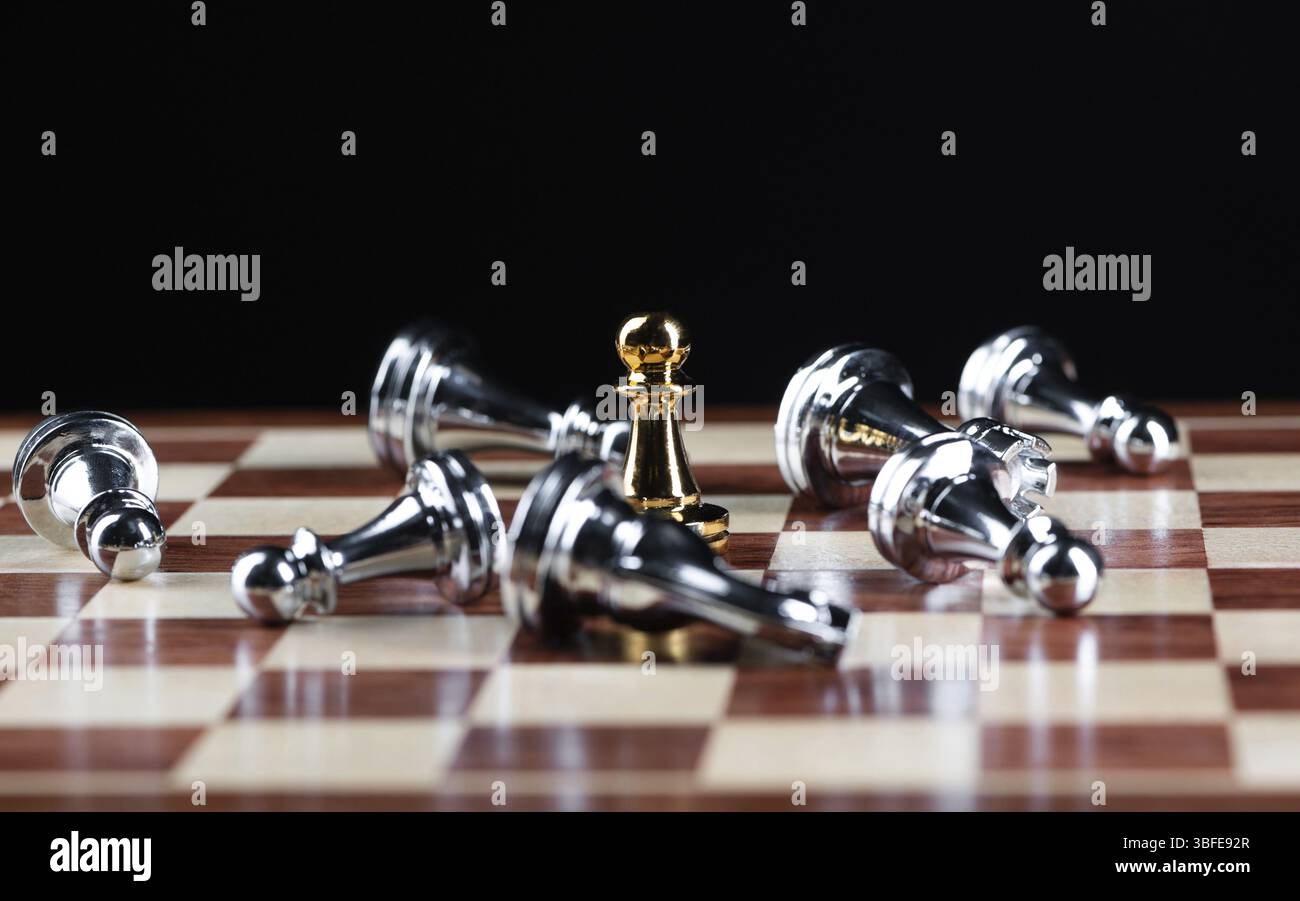 Les échecs en pion d'or battent les figures d'argent sur l'échiquier en bois. Duel intellectuel et bataille tactique dans les affaires. Planification stratégique, leadership et équipe Banque D'Images