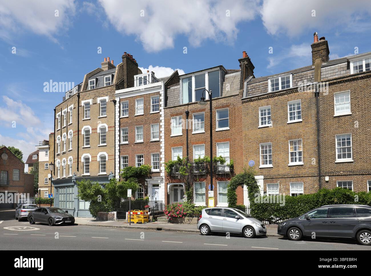 Maisons sur Chayne Walk, Chelsea, Londres, Royaume-Uni. Une rue résidentielle célèbre et exclusive à côté de la Tamise. Jonction avec Riley Street. Banque D'Images