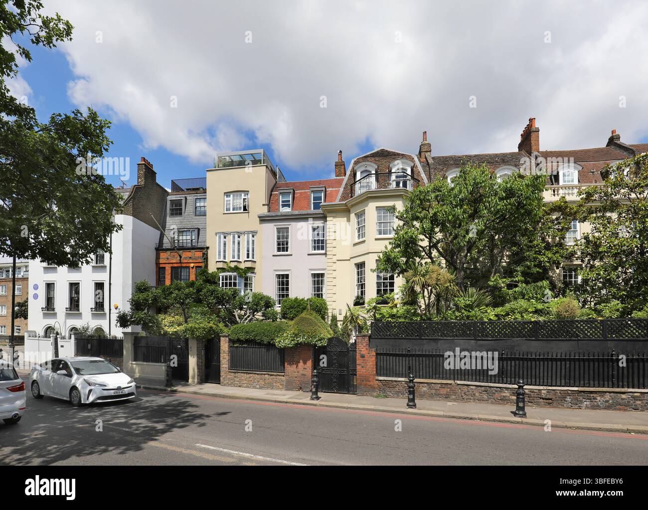 Maisons sur Cheyne Walk, Chelsea, Londres, Royaume-Uni. Une célèbre rue exclusive à côté de la Tamise. Montre No 103 (brique rouge) autrefois propriété de Ronnie Wood. Banque D'Images