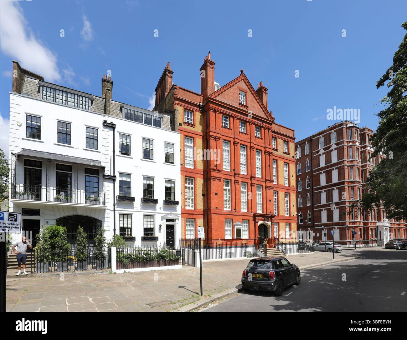 Maisons sur Cheyne Walk, Chelsea, Londres, Royaume-Uni. Une rue résidentielle célèbre et exclusive à côté de la Tamise. Jonction avec Lawrence Street. Banque D'Images
