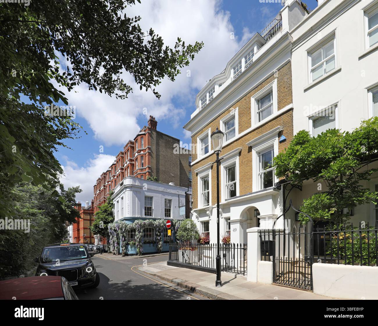 Maisons sur Cheyne Walk, Chelsea, Londres, Royaume-Uni. Une rue résidentielle célèbre et exclusive à côté de la Tamise. Jonction avec Lawrence Street. Banque D'Images