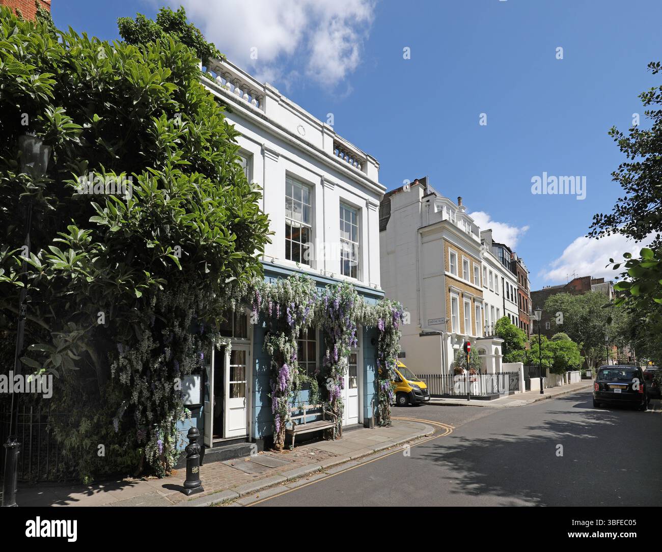 Maisons sur Cheyne Walk, Chelsea, Londres, Royaume-Uni. Une rue résidentielle célèbre et exclusive à côté de la Tamise. Jonction avec Lawrence Street. Banque D'Images