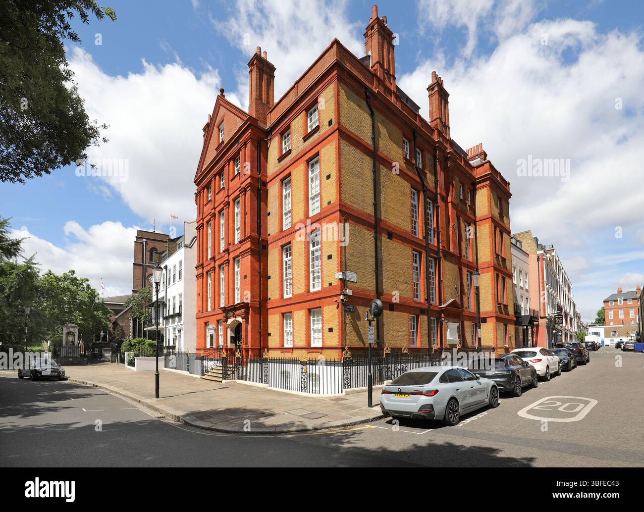 Maisons sur Cheyne Walk, Chelsea, Londres, Royaume-Uni. Une rue résidentielle célèbre et exclusive à côté de la Tamise. Jonction avec Lawrence Street. Banque D'Images
