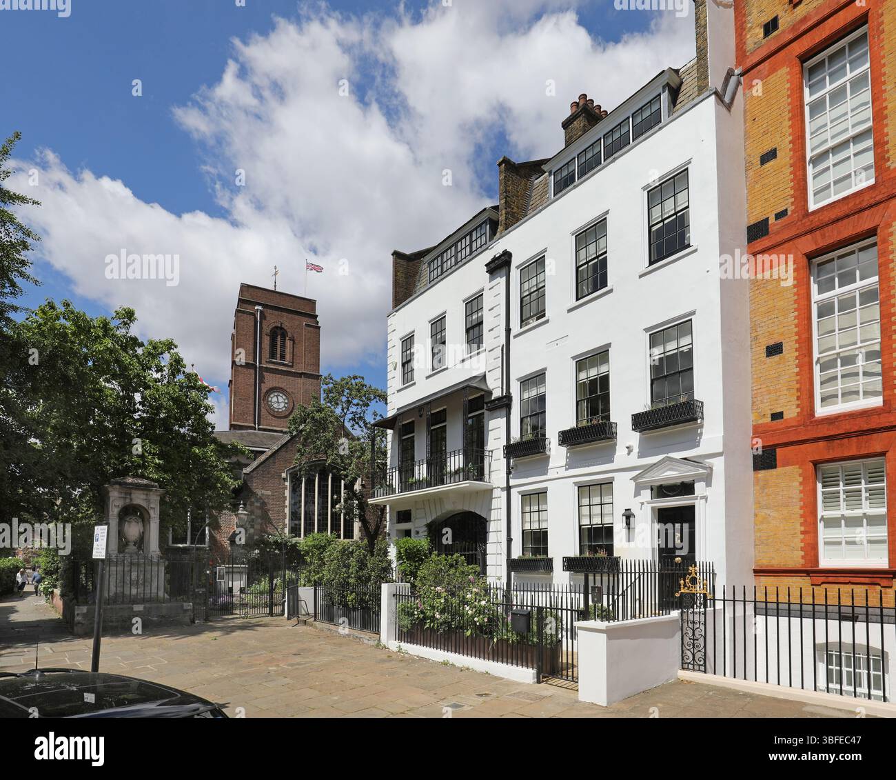 Maisons sur Cheyne Walk, Chelsea, Londres, Royaume-Uni. Une rue résidentielle célèbre et exclusive à côté de la Tamise. Vieille église de Chelsea à gauche. Banque D'Images