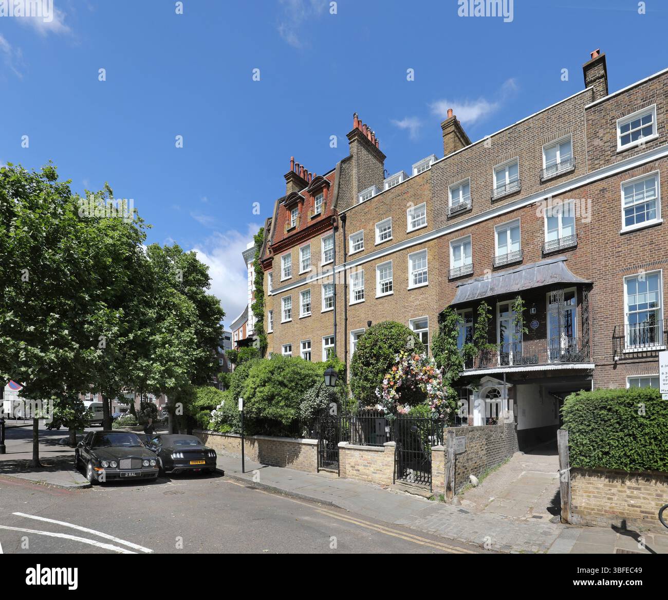 Maisons sur Cheyne Walk, Chelsea, Londres, Royaume-Uni. Une rue résidentielle célèbre et exclusive à côté de la Tamise. Jonction avec Lawrence Street. Banque D'Images