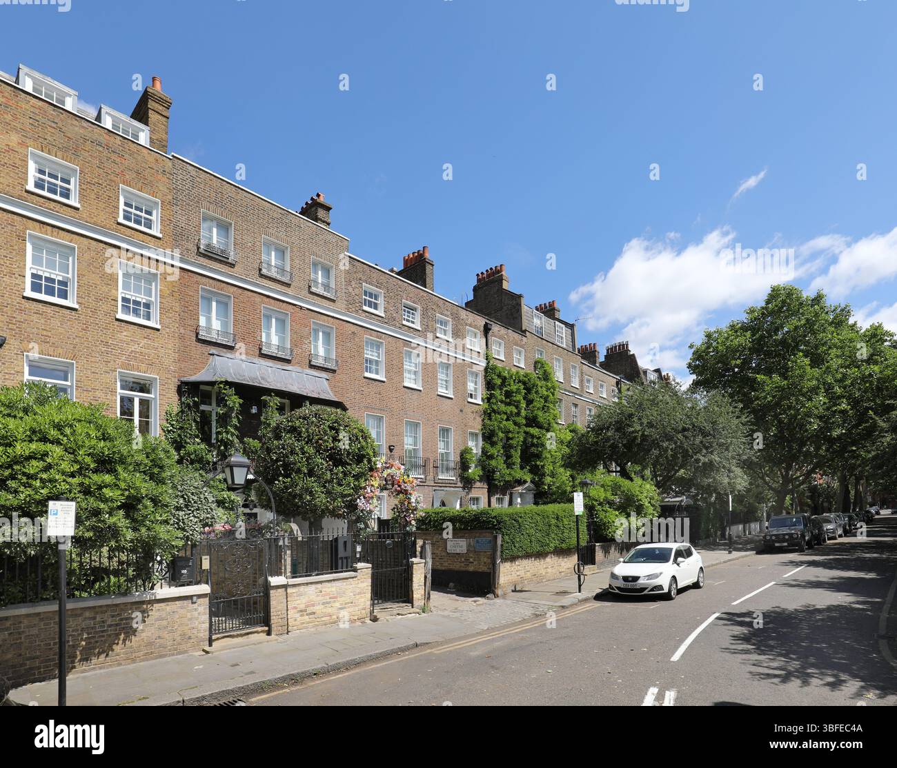 Maisons sur Cheyne Walk, Chelsea, Londres, Royaume-Uni. Une rue résidentielle célèbre et exclusive à côté de la Tamise. Jonction avec Lawrence Street. Banque D'Images
