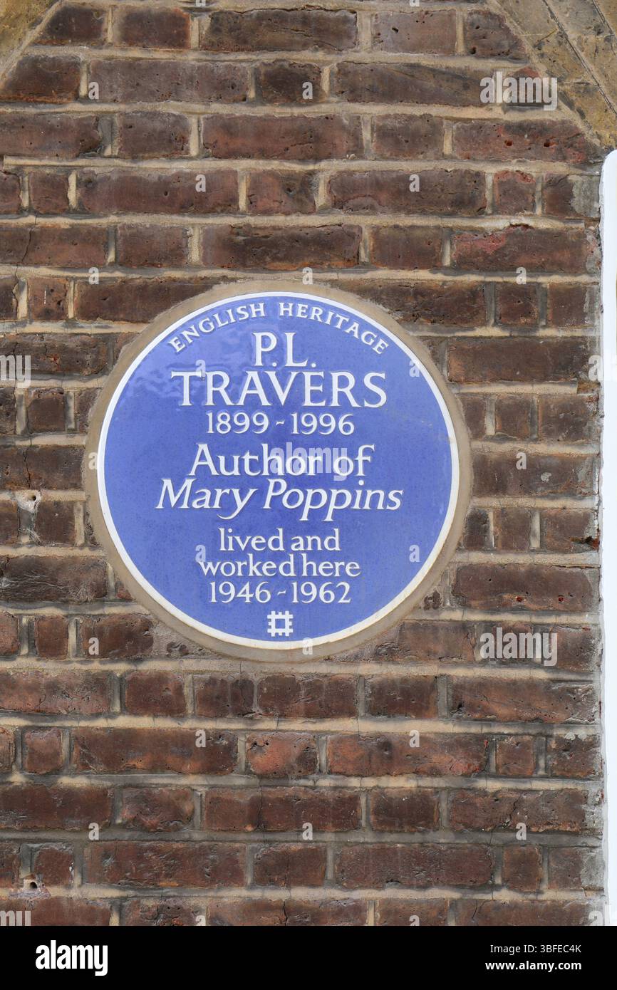 English Heritage plaque bleue sur le mur du n° 50 Smith Street, Chelsea, Londres, Royaume-Uni. Accueil de P l travers, auteur de Mary Poppins Stories. Banque D'Images