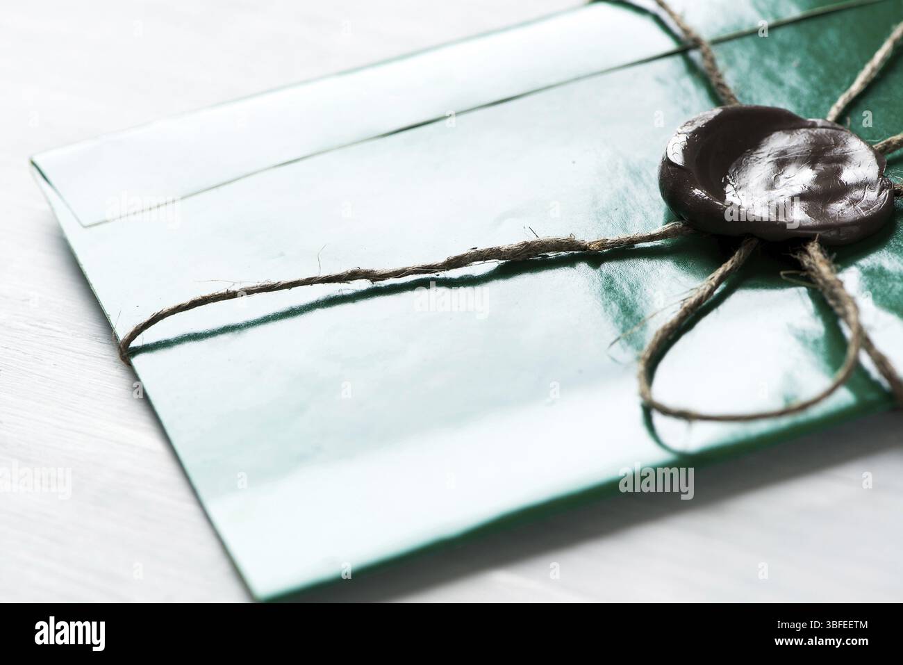 Lettre verte enveloppe avec cachet de cire sur la surface en bois Banque D'Images