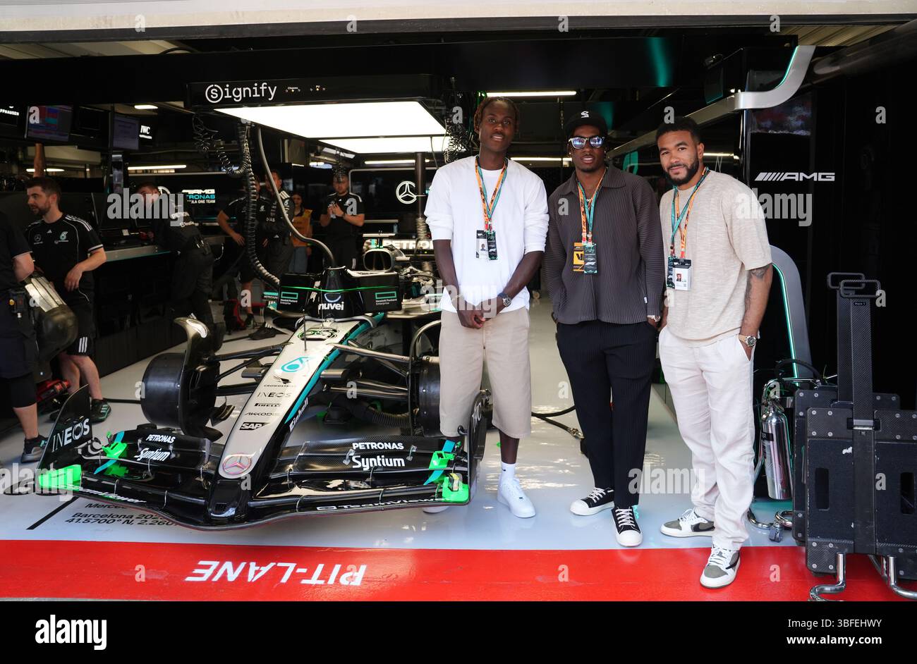 Les Anglais Trevoh Chalobah, Noni Madueke et Reece James (de gauche à droite) dans le garage Mercedes avant la course sur le circuit de Barcelona-Catalunya, Espagne. Date de la photo : dimanche 1er juin 2025. Banque D'Images