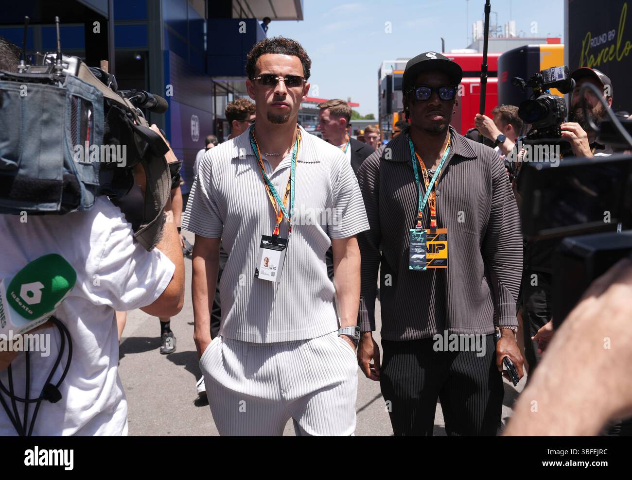 Les Anglais Curtis Jones (à gauche) et Noni Madueke dans le paddock avant la course sur le circuit de Barcelona-Catalunya, Espagne. Date de la photo : dimanche 1er juin 2025. Banque D'Images
