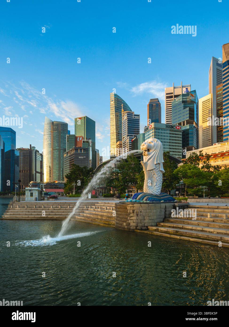 6 février 2020 : Merlion Statue, la mascotte officielle de Singapour, à Marina Bay à Singapour. C'est une créature mythique avec une tête de lion et le bod Banque D'Images