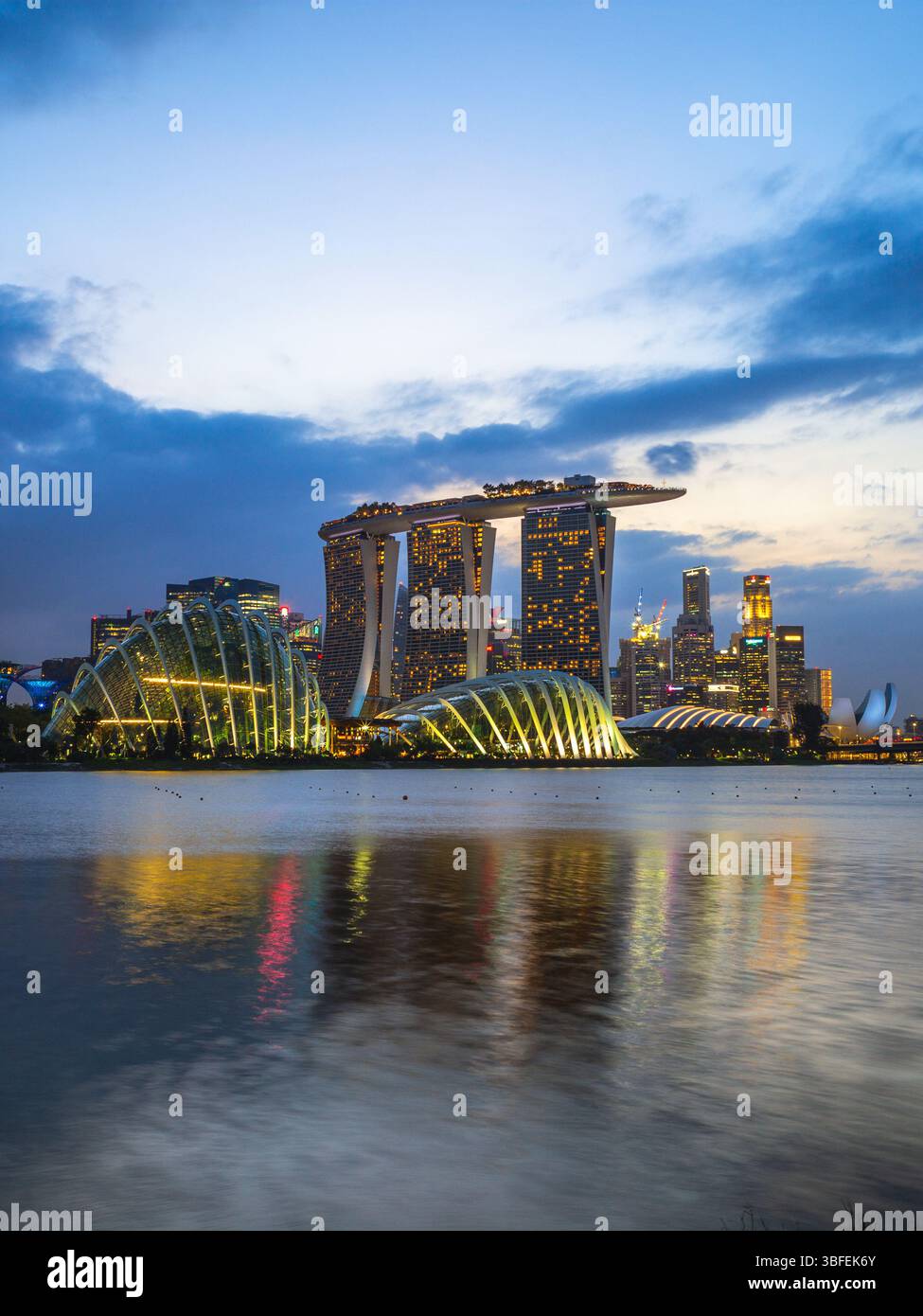 4 février 2020 : vue sur Singapour à la baie de la marina avec un bâtiment emblématique comme le supertree, le sable et le musée des sciences de l'art. Marina Bay est la nouvelle d Banque D'Images