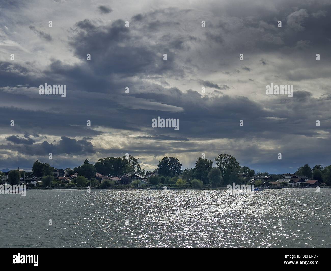 Nuages sombres au-dessus du lac Chiemsee, vue sur l'île de Frauenchiemsee, Bavière, Allemagne, Europe Banque D'Images