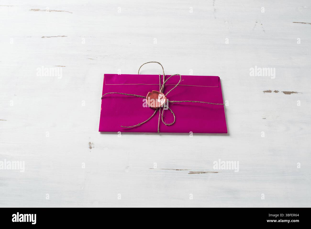 Lettre rose enveloppe avec cachet de cire sur la surface en bois Banque D'Images