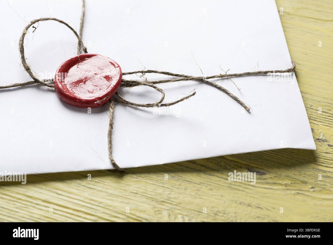 Vieille lettre enveloppe avec cachet de cire sur la surface en bois Banque D'Images
