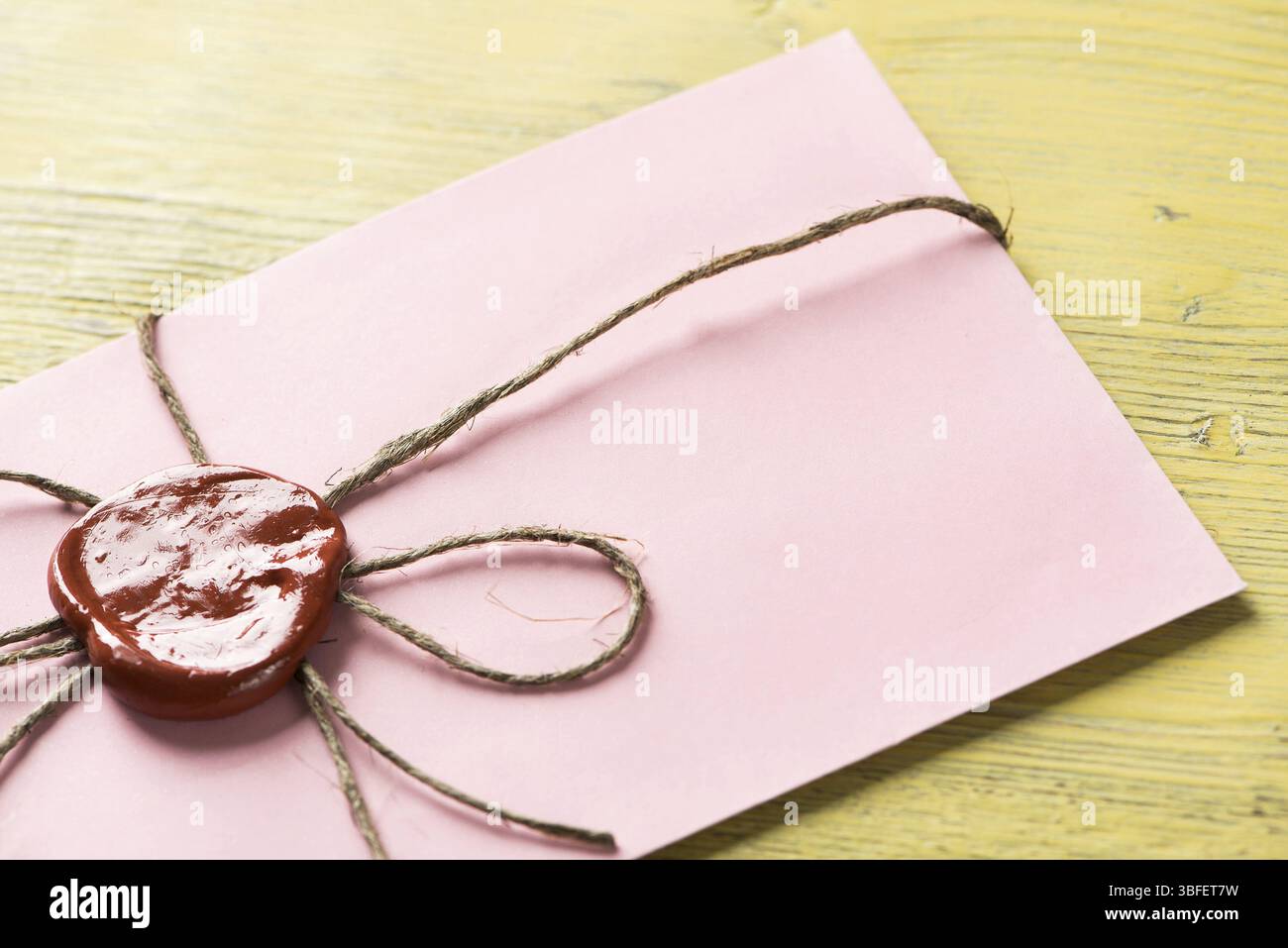 Vieille lettre enveloppe avec cachet de cire sur la surface en bois Banque D'Images