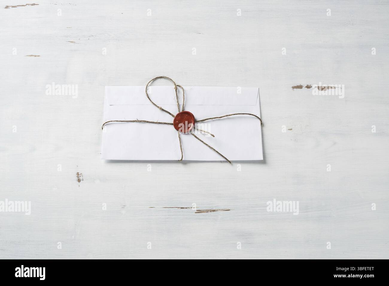 Vieille lettre enveloppe avec cachet de cire sur la surface en bois Banque D'Images