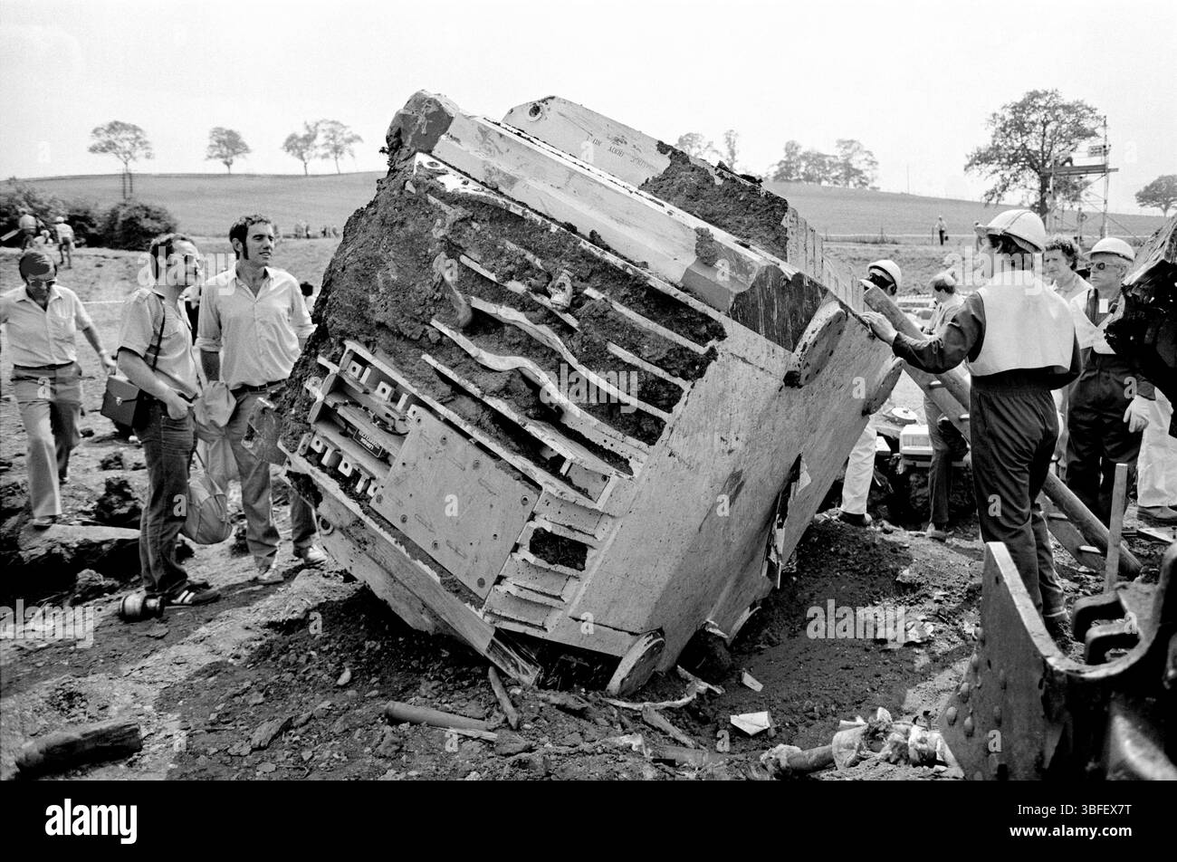 Les responsables de l'industrie nucléaire et la presse inspectent une fiole de combustible nucléaire après qu'elle ait été testée dans un accident de train par le CEGB à Old Dalby, Leicestershire en 1984. Banque D'Images