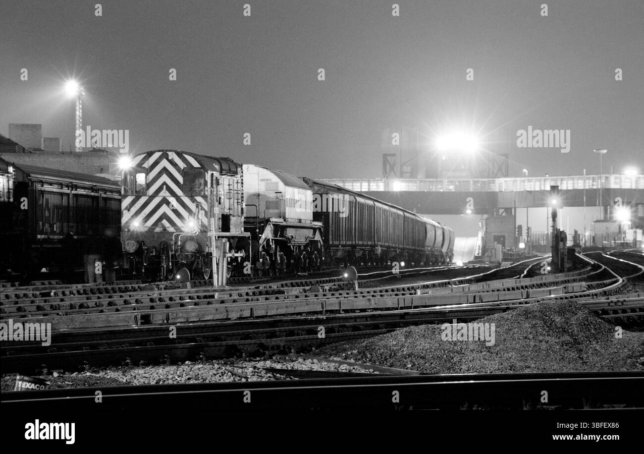 Une fiole NTL (Nuclear transport Ltd) de combustible nucléaire irradié en provenance d'Europe a été transportée du ferry Douvres-Dunkerque à Douvres, en route vers Sellafield, en 1988. Le train ferry a depuis été retiré. Le flacon est dissimulé sous le boîtier métallique du wagon derrière la locomotive. Banque D'Images