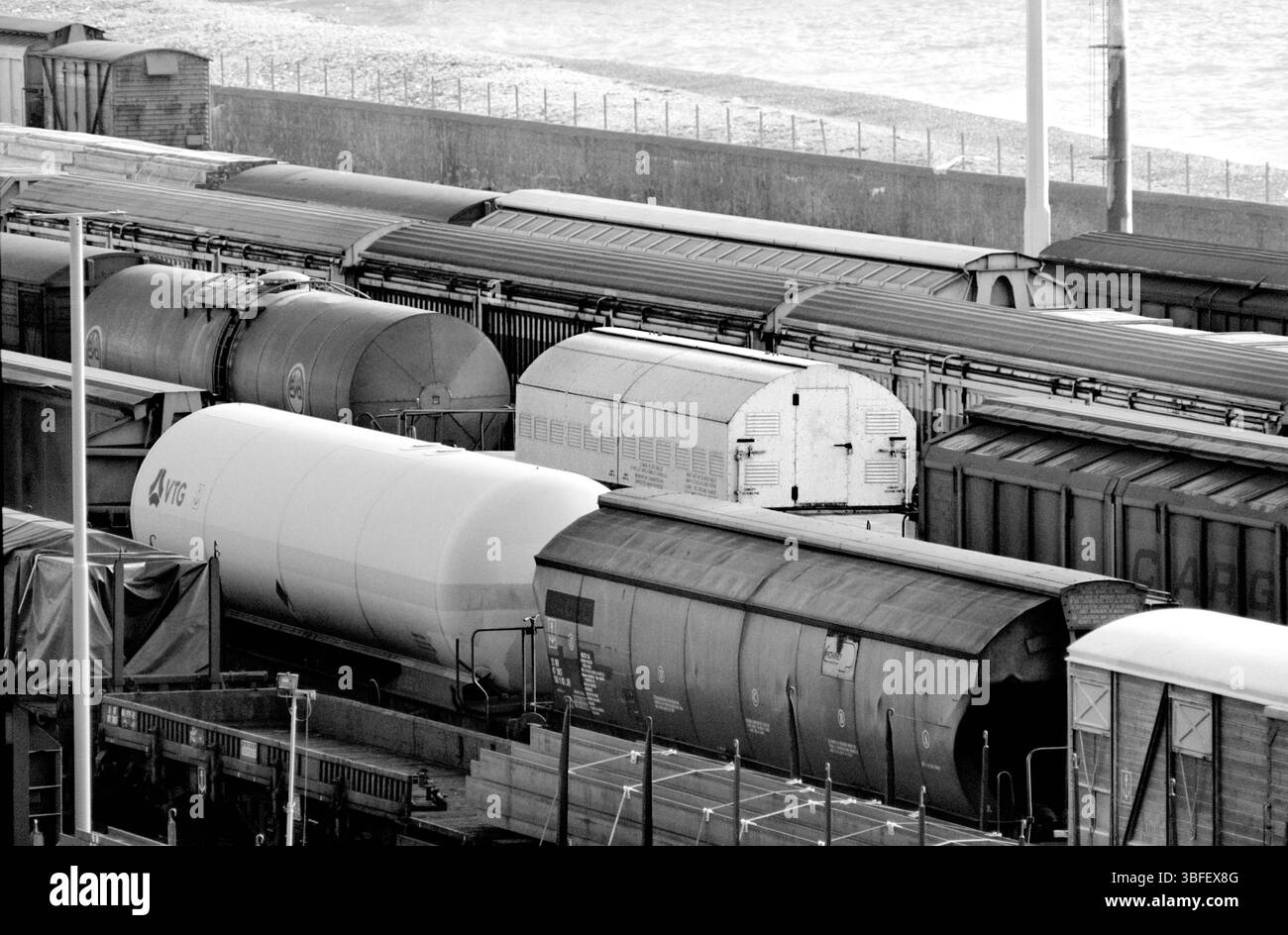Un wagon transportant une fiole NTL stationné sur les voies de circulation de Douvres après avoir voyagé depuis une centrale nucléaire européenne sur le ferry de Dunkerque. La fiole, qui contient du combustible nucléaire irradié, est dissimulée sous le boîtier métallique du wagon au centre de la photo. Photo prise en 1990. (Le ferry Douvres-Dunkerque a depuis été retiré.) Banque D'Images