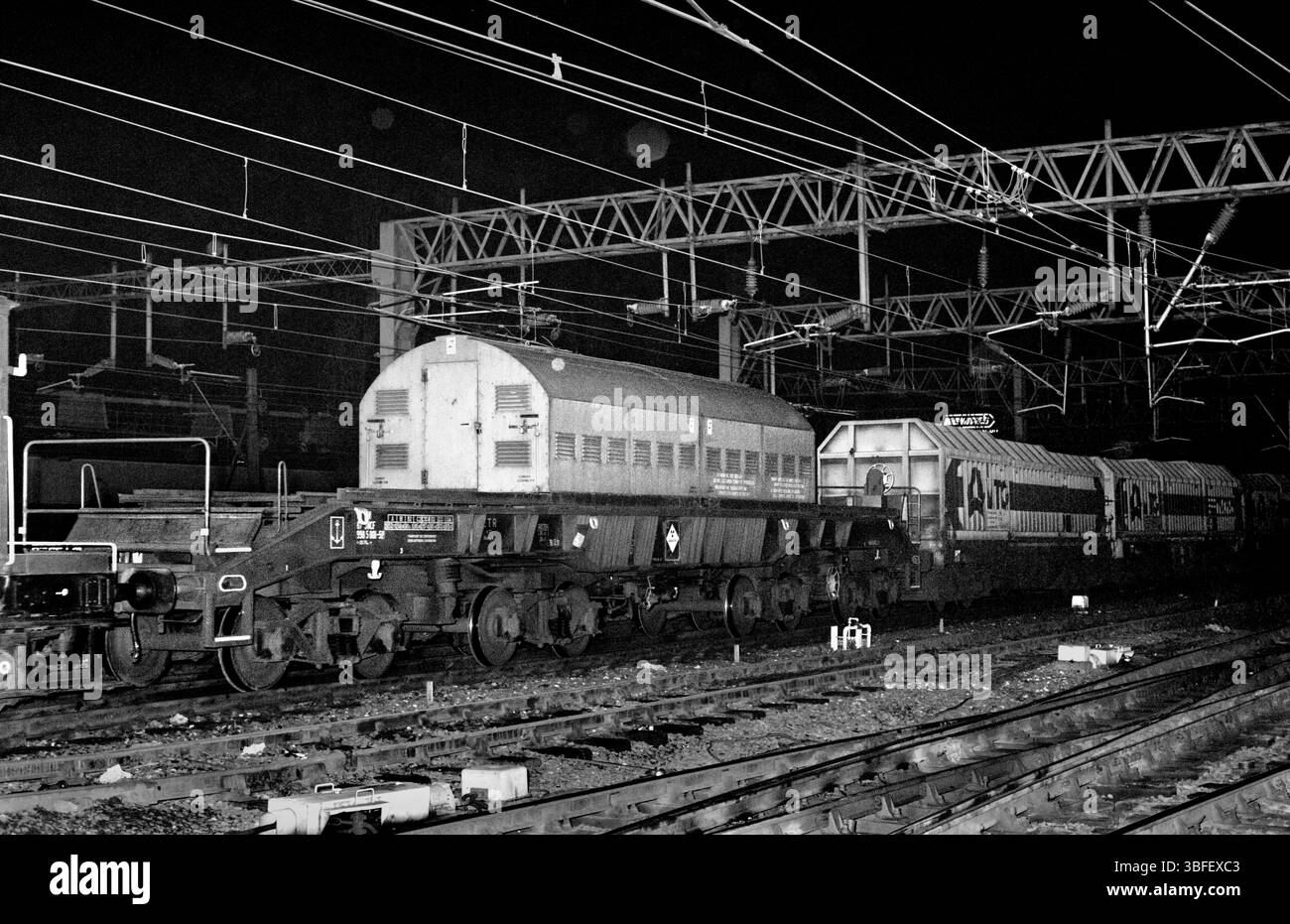 Un wagon transportant une fiole NTL contenant du combustible nucléaire irradié provenant d'une centrale nucléaire européenne pénètre dans Willesden Brent Sidings, Londres, en route vers Sellafield. Photographié en 1990 lorsque ces importations traversaient Londres depuis le ferry Dunkerque-Douvres transmanche. Le service de ferry a depuis été retiré et les importations arrivent maintenant via Barrow-in-Furness. Banque D'Images