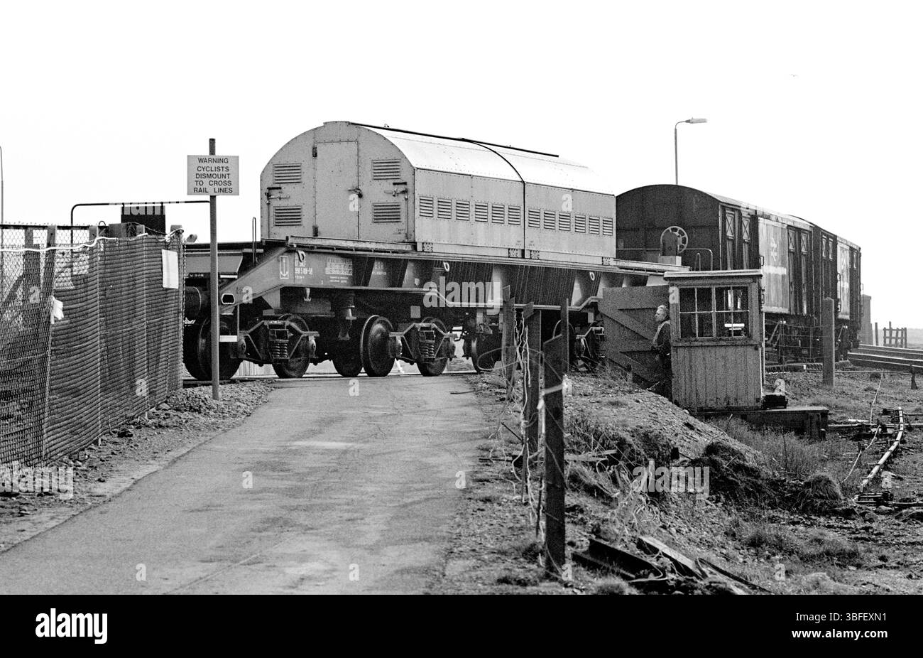 Un wagon transportant une fiole de combustible nucléaire irradié NTL (Nuclear transport Ltd) - dissimulée sous le boîtier métallique - arrive à Sellafield pour être retraité depuis une centrale nucléaire européenne. Photo prise en 1984. Banque D'Images