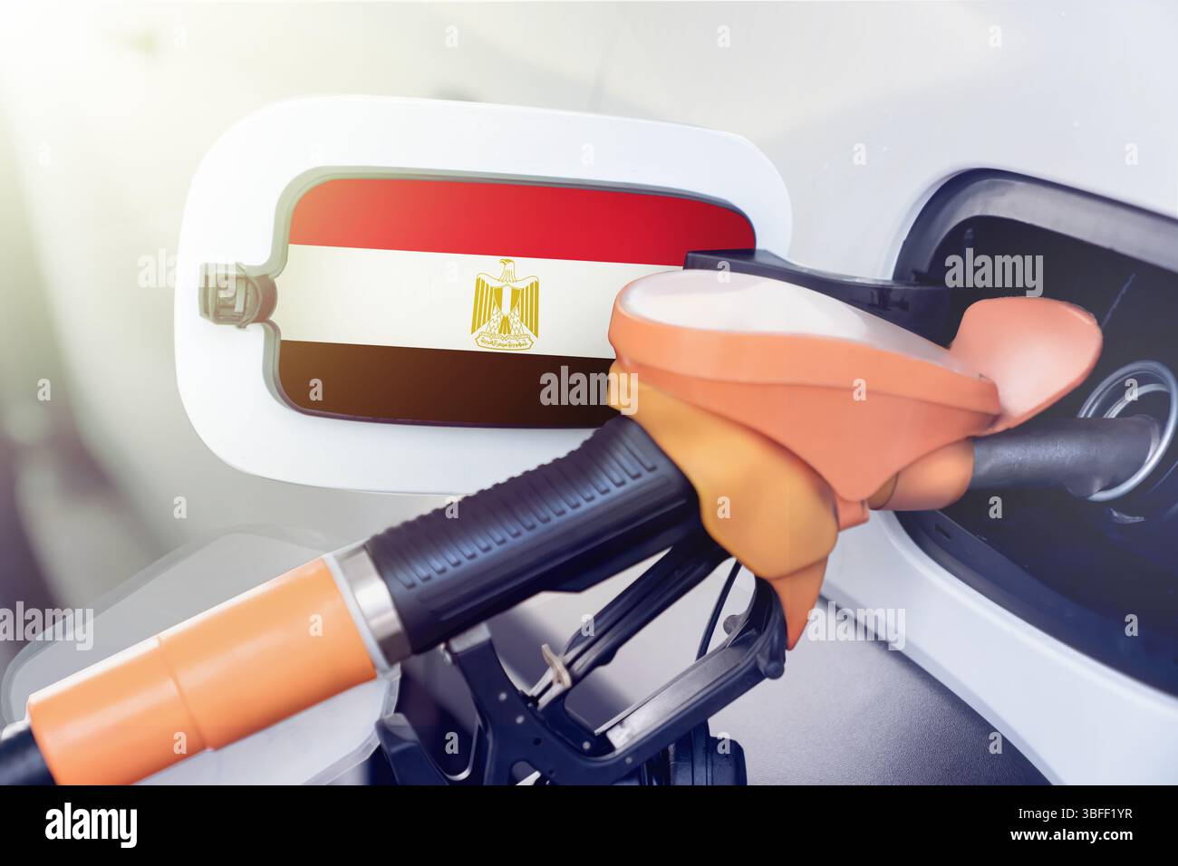 Drapeau égyptien sur le couvercle d'un réservoir d'essence d'une voiture à une station-service en gros plan. Prix de l'essence élevés ou bas dans les stations-service égyptiennes. En Egypte, essence pr Banque D'Images