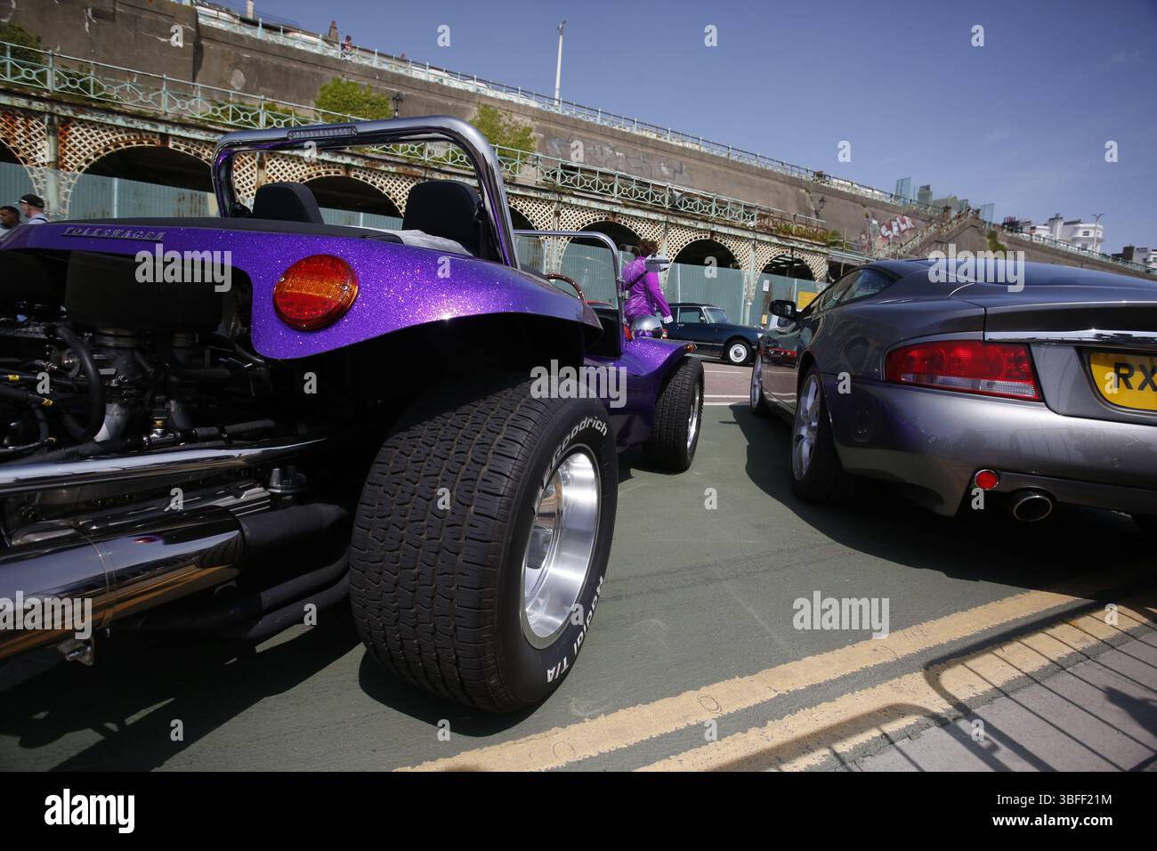 1er juin 2025, Brighton, Angleterre les voitures classiques arrivent à Brighton Classic Cars et kits car Rassemble le long du front de mer de Brighton. Les voitures ont parcouru un trajet de 80 miles depuis Brooklands Museum dans le Surrey, avant de faire la queue le long de Madeira Drive. Crédit photo : Roland Ravenhill/Alamy Banque D'Images
