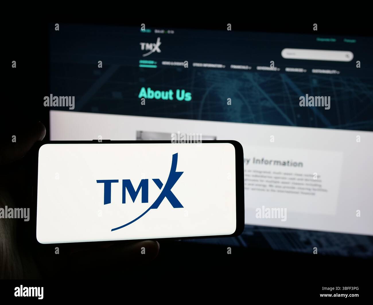 Stuttgart, Allemagne - 01-20-2025 : personne tenant un smartphone avec le logo de la société boursière canadienne TMX Group Limited sur l'écran Banque D'Images