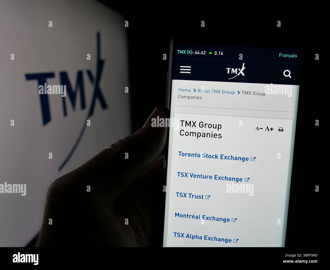 Stuttgart, Allemagne - 01-20-01 2025 : personne tenant un téléphone cellulaire avec la page Web de la société boursière canadienne TMX Group Limited sur l'écran avec le logo. Banque D'Images