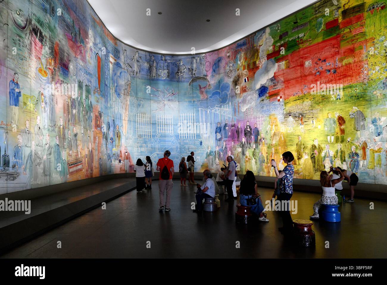 La fresque massive La Fée Électricité (La Fée Électricité) peinte par Raoul Dufy en 1937, abritée à l'intérieur du Musée d'Art Moderne de Paris Banque D'Images