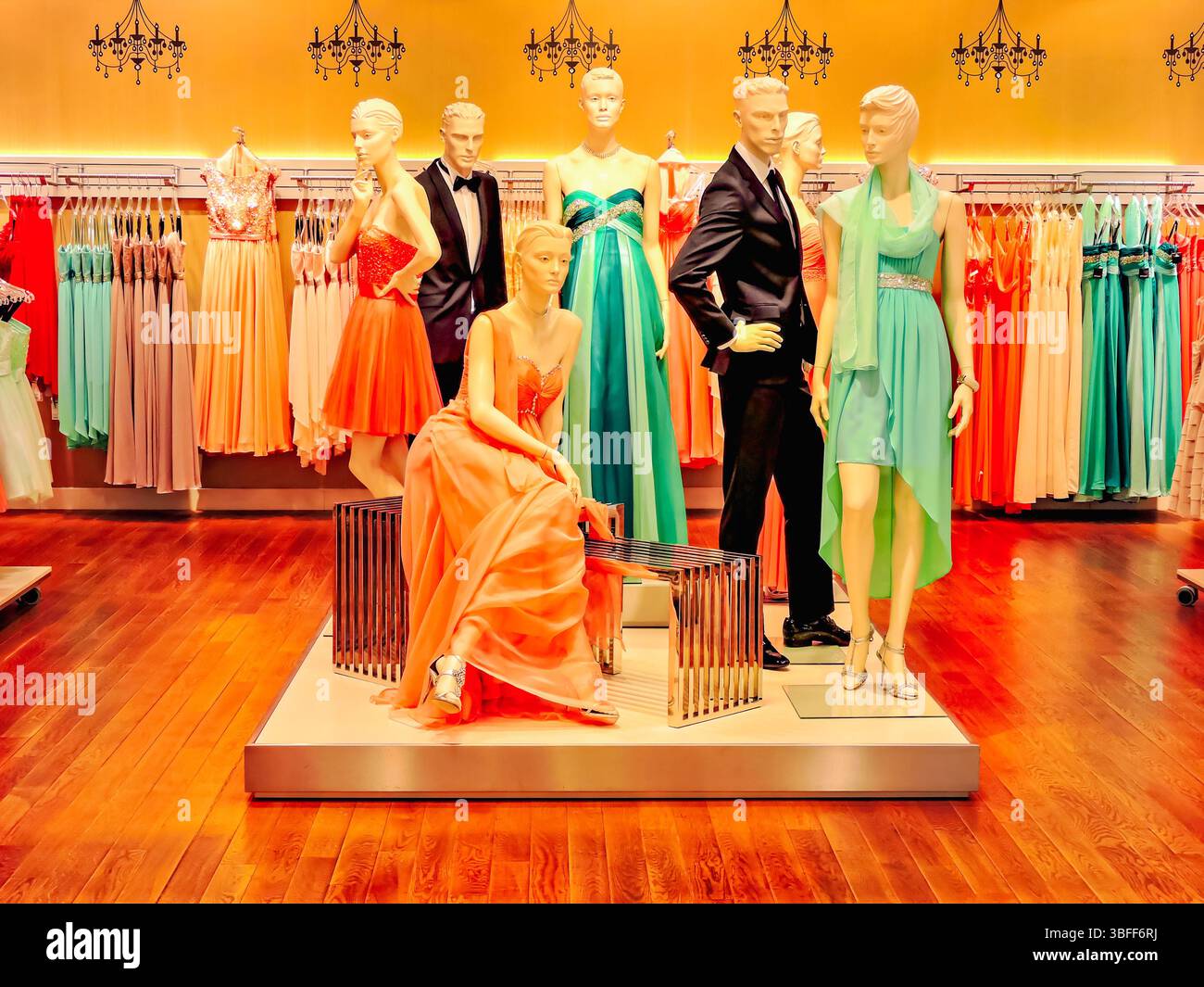 Affichage de mode chic avec mannequins dans des robes élégantes : superbe installation de vente au détail pour les vêtements de mariée, formelle et de soirée - parfait pour les images de l'industrie de la mode Banque D'Images