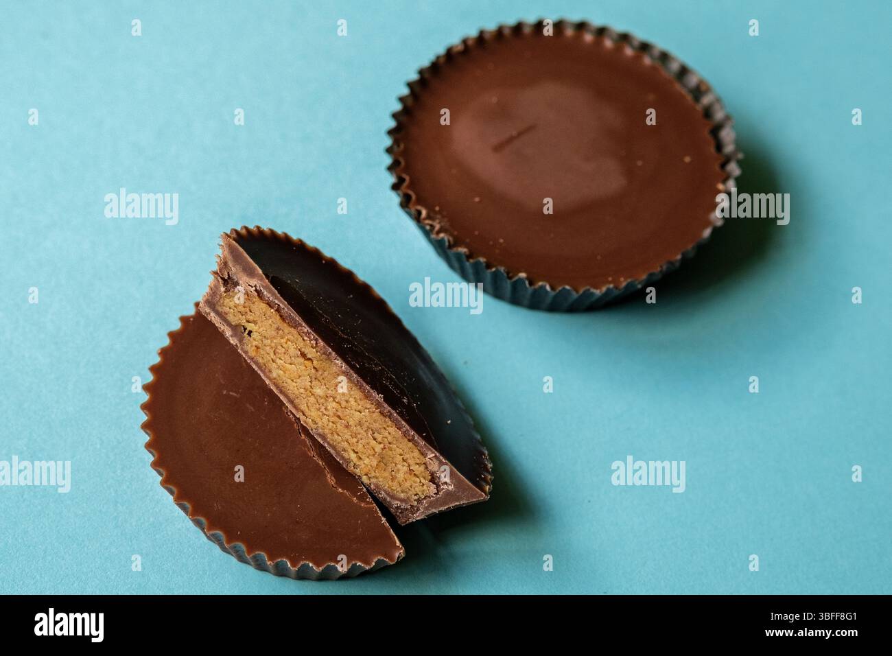 Londres Royaume-Uni, 01 juin 2025, deux tasses de beurre de cacahuète au chocolat au lait Banque D'Images