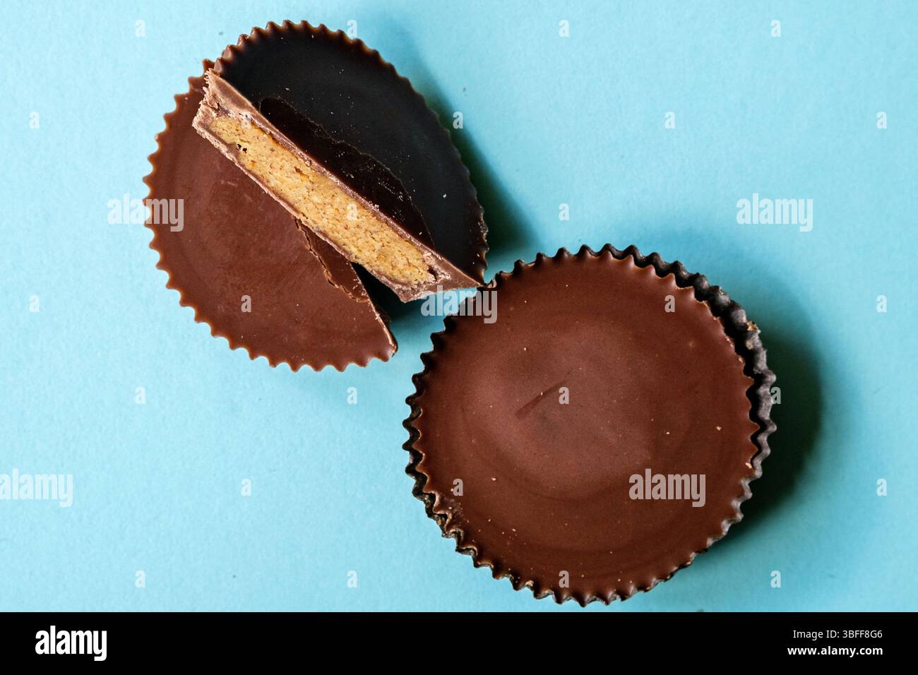 Londres Royaume-Uni, 01 juin 2025, deux tasses de beurre de cacahuète au chocolat au lait Banque D'Images