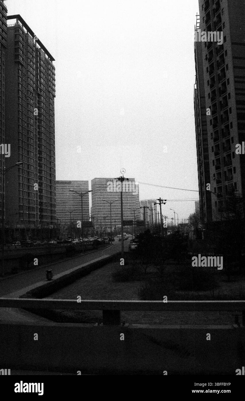 Début des années 2010 Pékin Wangjing paysage urbain avec la tour Daimler lointaine encadrée par des appartements de grande hauteur Banque D'Images Début des années 2010 Pékin Wangjing paysage urbain avec la tour Daimler lointaine encadrée par des appartements de grande hauteur Banque D'Images