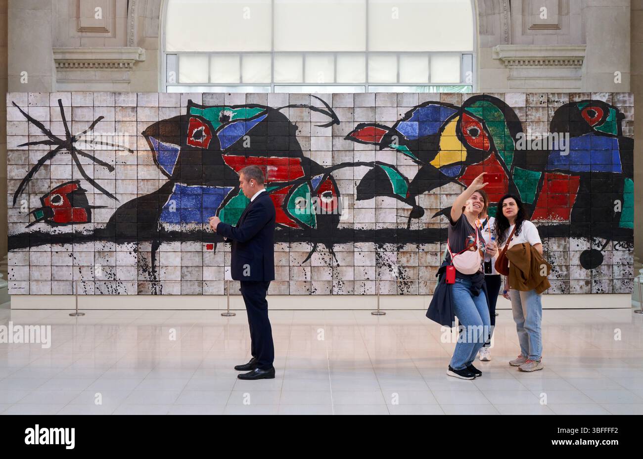 Murale en céramique de carreaux de grès réfractaire et émaux en blanc, noir, bleu, rouge et vert, de la société IBM, Joan Miró (Barcelone, 1893 - Palma Banque D'Images