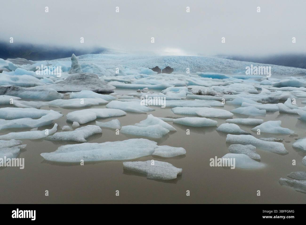 Lagune glaciaire de Jokulsarlon - lagune glaciaire avec des icebergs flottants formés à partir d'un glacier en fusion voisin. Banque D'Images