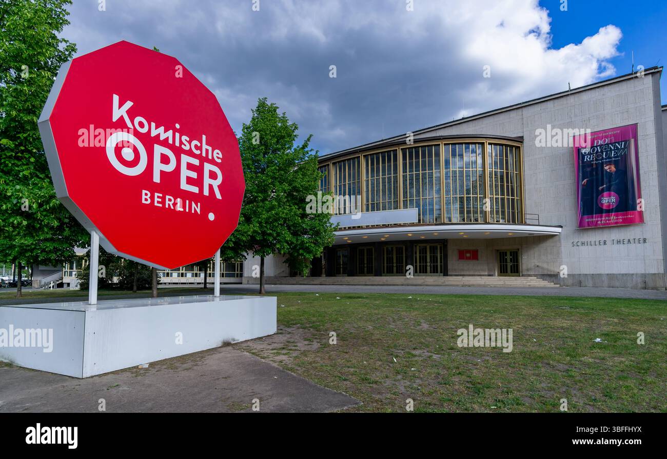 Komische Oper Berlin au Schiller Theater avec un signe rouge audacieux et une affiche Don Giovanni Requiem sous le ciel nuageux. Banque D'Images
