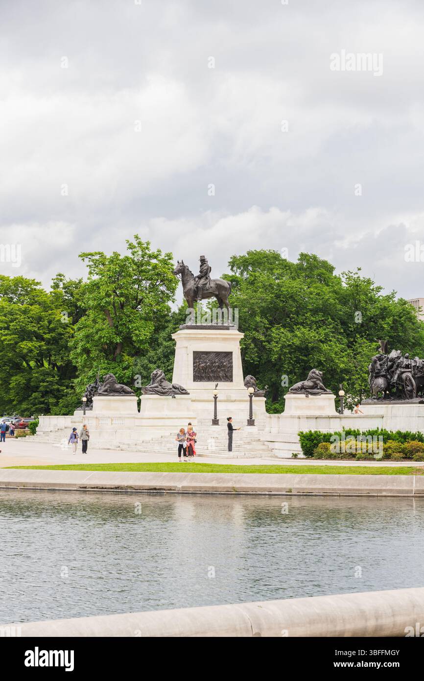 Washington D.C., États-Unis - 22 mai 2025.les visiteurs se promènent près de la grande statue et des eaux paisibles d'un mémorial historique à Washington, D.C. Banque D'Images