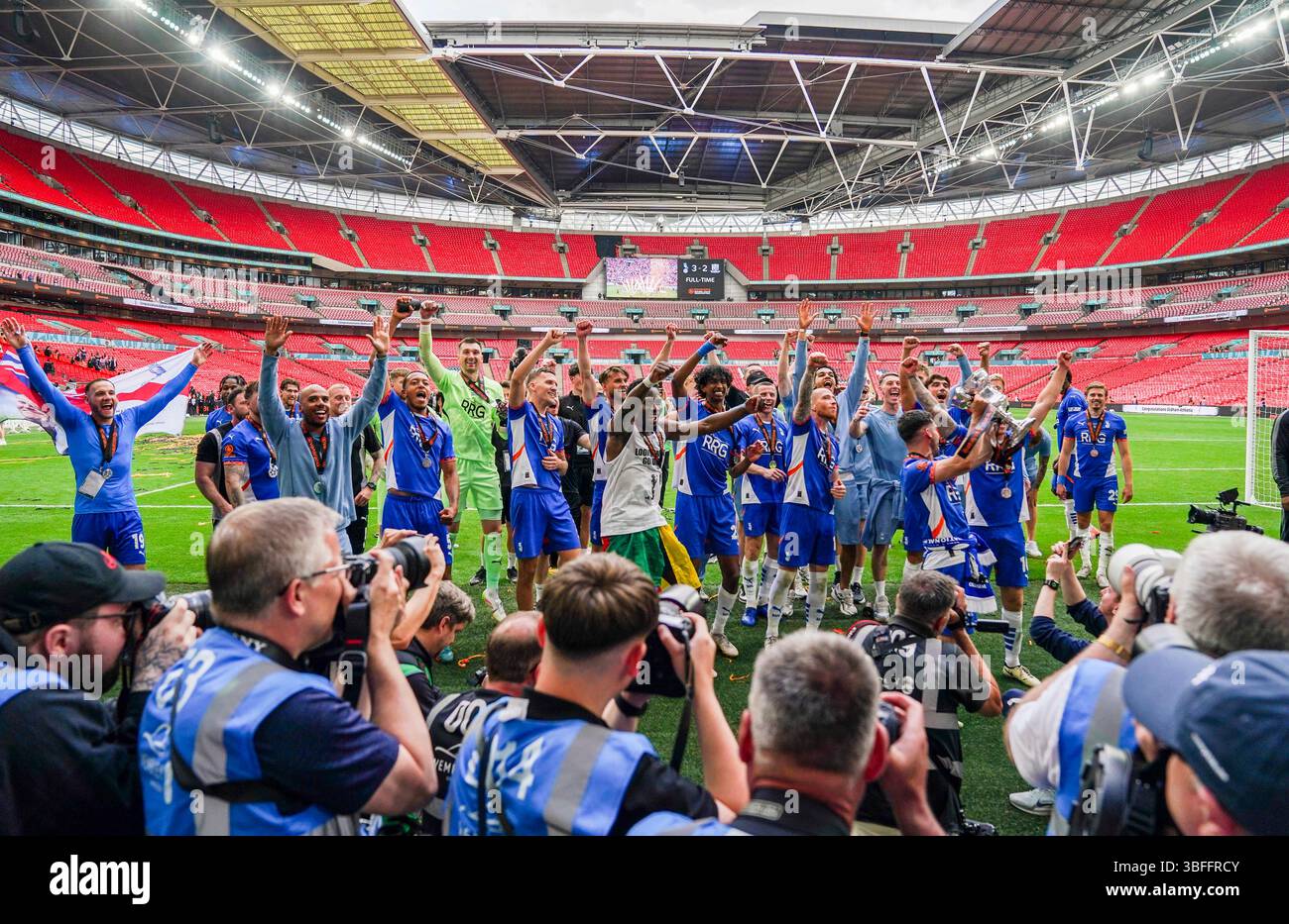 Londres, Royaume-Uni. 01 juin 2025. Dan Gardner (19 ans), milieu de terrain de l'Oldham Athletic, et les joueurs célèbrent leur victoire lors de la finale des Play-Off de l'Oldham Athletic AFC contre Southend United FC Vanarama National League au stade de Wembley, Londres, Royaume-Uni le 1er juin 2025 crédit : Eleanor Hoad/Every second Media crédit : Every second Media/Alamy Live News Banque D'Images